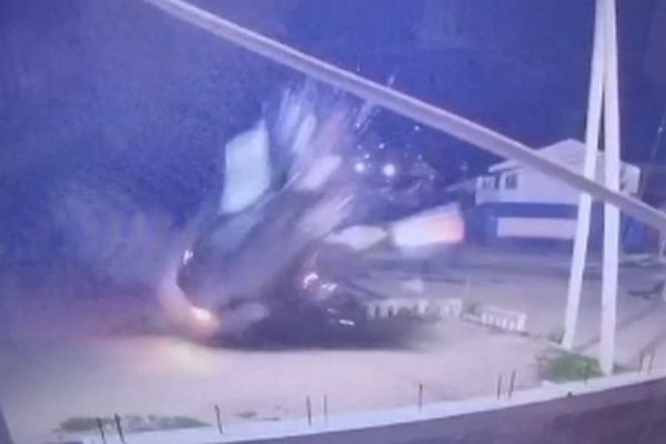 Резонансное ДТП в Хакасии: авто залетел на крышу магазина. Видео