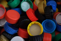 Полезное применение пластиковым крышечкам нашли школьники района Хакасии