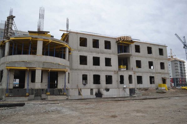 Строители наращивают темпы на детской поликлинике в Абакане