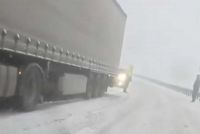 Из-за снегопада затруднено движение на границе регионов юга Сибири