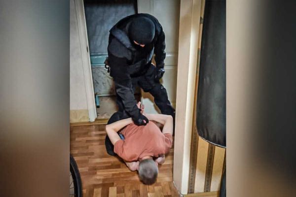 СОБР Росгвардии задержал в Саяногорске подозреваемого в наркосбыте