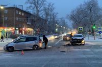 Торопился: выезд на перекресток на запрещающий сигнал светофора стал причиной ДТП в Черногорске