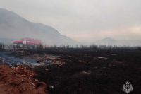 Крупный пожар потушили на дачах в Хакасии