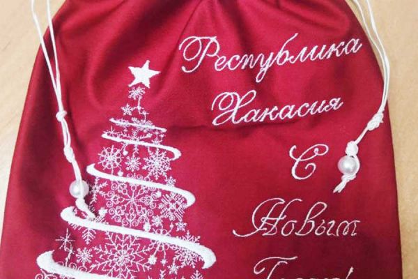Осужденные шьют подарочные мешки для губернаторской елки в Хакасии