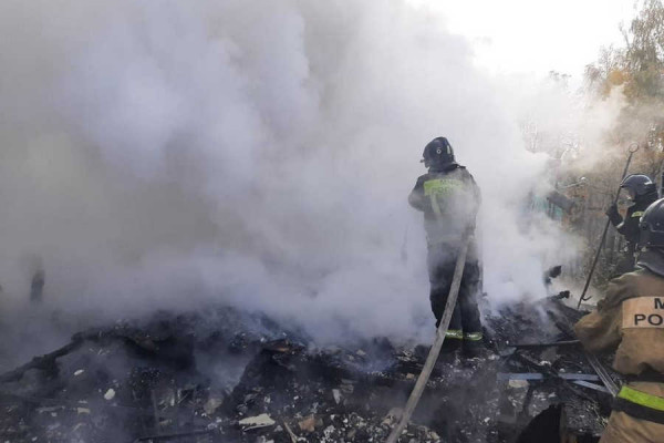 Житель Хакасии сжигая мусор в ведре, спалил постройки
