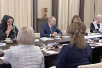 СМИ: Путин пообещал проверить оказание помощи семьям военных в Хакасии