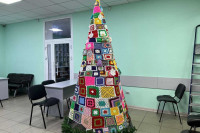 Новогоднюю елку связали в Хакасии