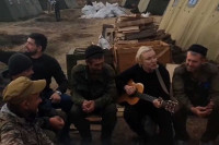 Член боевого братства Хакасии сыграла на гитаре в лагере мобилизованных
