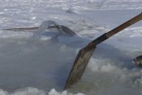 Более 200 человек спасали озеро в Хакасии от замора