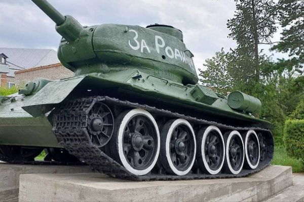 В Хакасии навели порядок у танка, который прошел Великую Отечественную войну