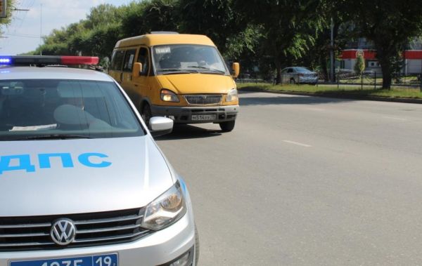 После пьяных водителей сотрудники ГИБДД в Хакасии взялись за нелегальных перевозчиков