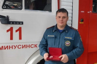 Пожарного из Минусинска наградили за спасение ребенка