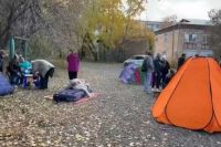 Поставили палатки, вынесли матрасы: жильцы общежитий Хакасии снова объявили забастовку