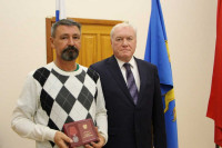 Вернувшемуся со спецоперации жителю Минусинска вручили боевую награду