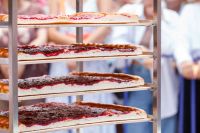 Для фестиваля «Медвежья ягода» в Хакасии изготовили 9-метровый малиновый пирог весом около 70 кг