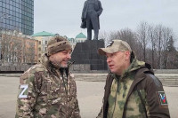 Депутат Госдумы от Хакасии встретился в Донецке автором песни «Триста! Тридцать! Три!»