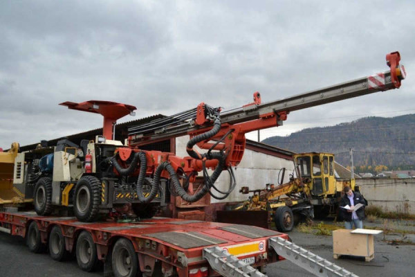 -310 метров: буровая машина из Китая доставлена на рудник в Хакасии