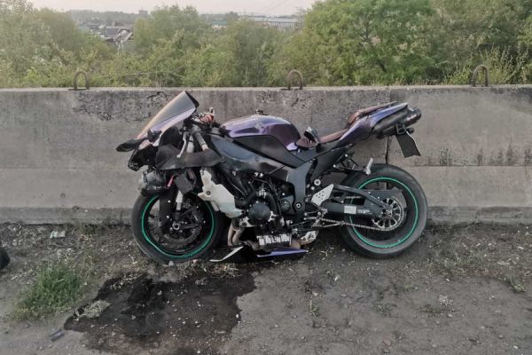 Мотоциклист пострадал в ДТП на дамбе в Абакане