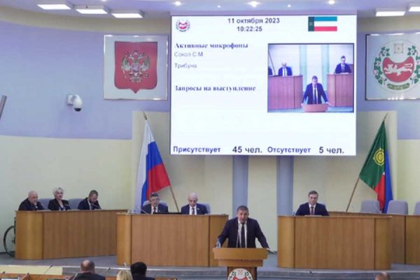 &quot;Картина с признаками коррупции&quot;: Олег Иванов устроил скандал на сессии Верховного Совета Хакасии