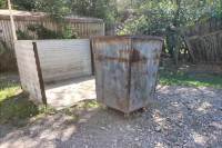 В Черногорске преступный дуэт не смог украсть мусорный бак