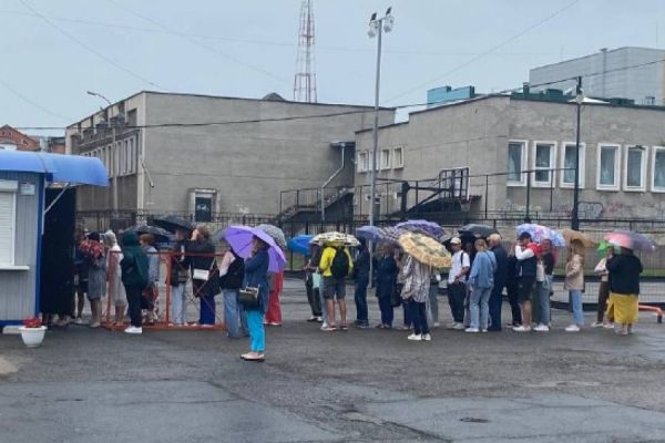 В попытке купить билет на выступление Билана в Абакане, люди мокнут под дождем