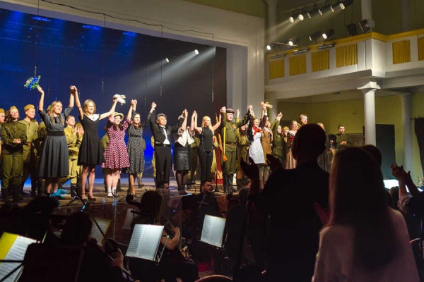 Море оваций и шквал аплодисментов: в филармонии Хакасии состоялись показы оперы «Зори здесь тихие» с участием студентов из Луганска