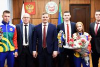 Вы – гордость республики: Валентин Коновалов встретился с гиревиками из Хакасии, победившими на первенстве мира