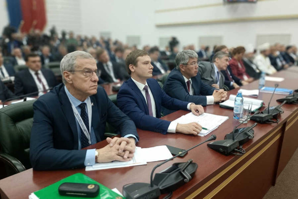 Глава Хакасии участвует в международном угольном форуме в Кузбассе
