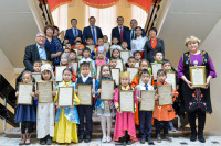 Денежные сертификаты вручили первоклассникам за знание хакасского языка