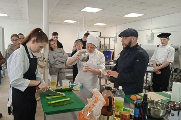 Порцию суши за минуту: шеф-повар провел мастер-класс в Аграрном техникуме Хакасии