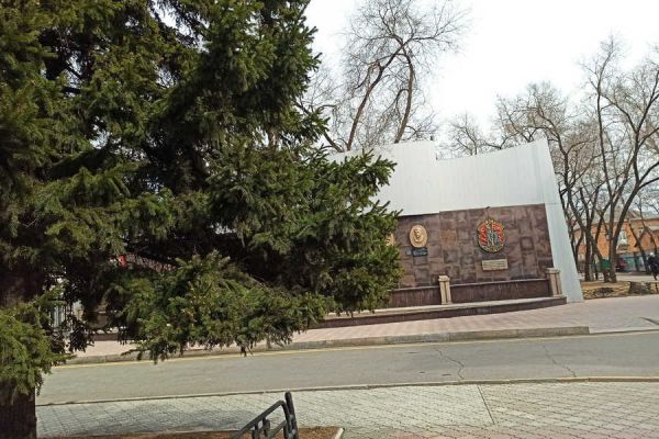 Три факта из истории столицы Хакасии: старейшая школа; прототипы монумента; Знак Почёта