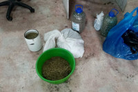 Мебельщик хранил на плавучей базе в Хакасии десятки килограмм марихуаны и гашишного масла. Видео