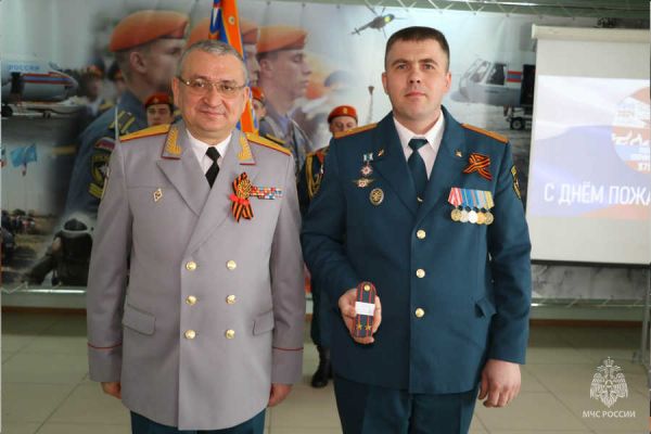 В преддверии Дня пожарной охраны России в Хакасии наградили огнеборцев